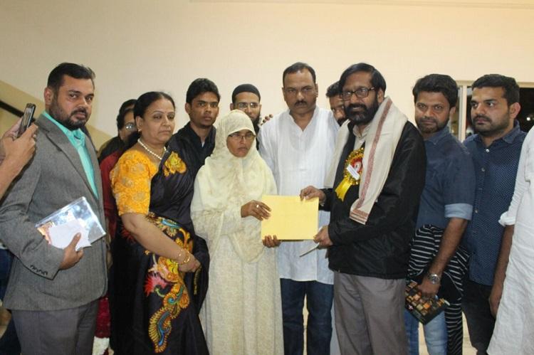 ದುಷ್ಕರ್ಮಿಗಳಿಂದ ಹತ್ಯೆಗೀಡಾದ ಜುನೈದ್ ಖಾನ್ ತಾಯಿಗೆ ನಗದು ಹಸ್ತಾಂತರ